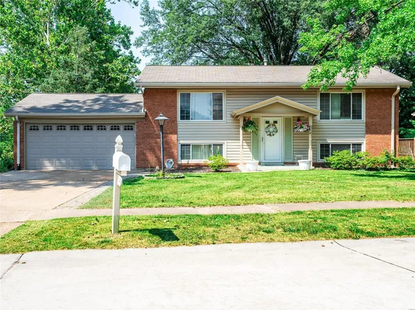 12471 Glencliff Dr, Maryland Heights, MO 63043