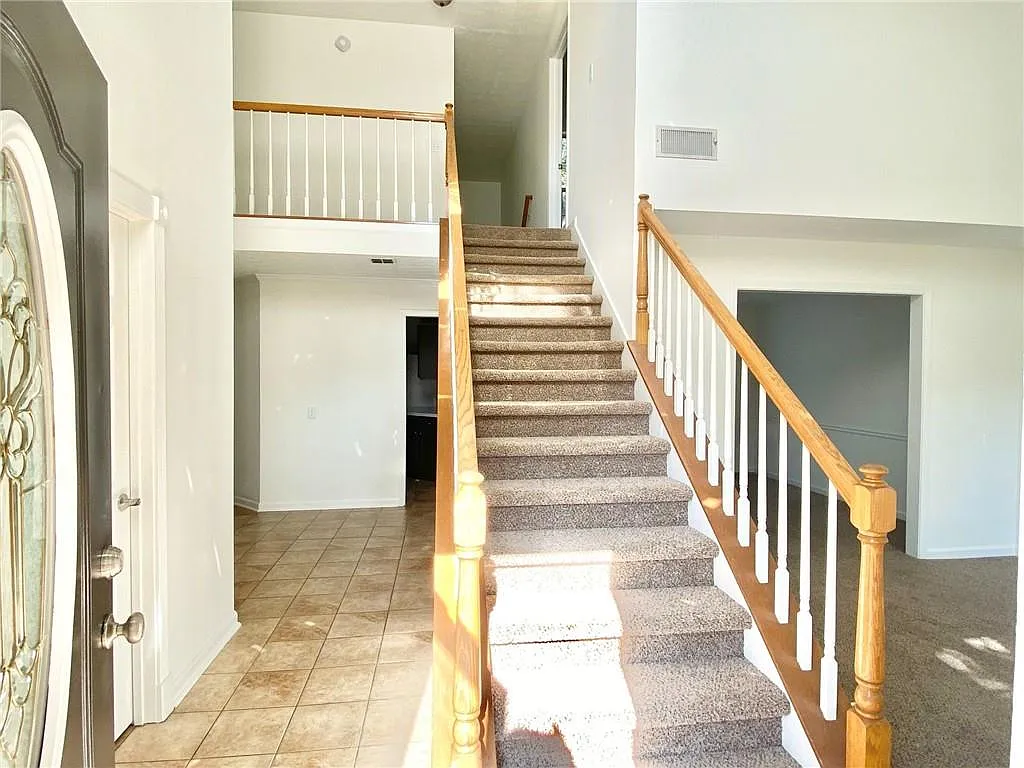 3 bed, 2.5 bath, 2455 sqft, $2,600 — Photo 3