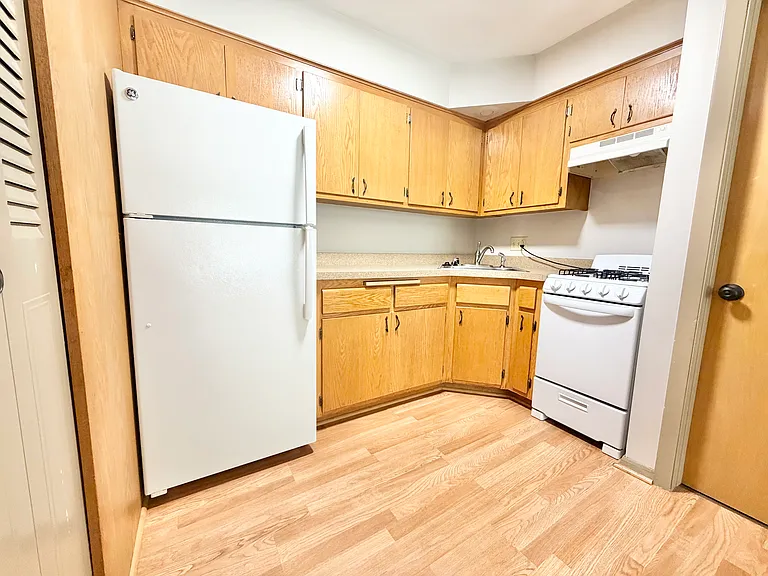 Middleton Commons — Photo 9