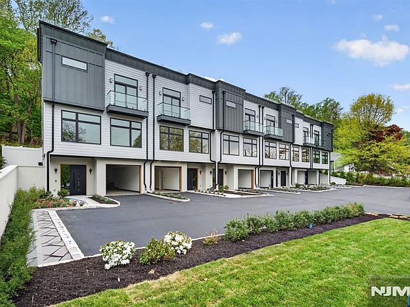 2nd image of 520 Valley Road