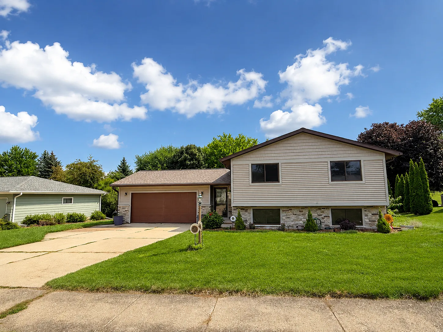 4 bed, 1992 sqft, $2,800 — Photo 1