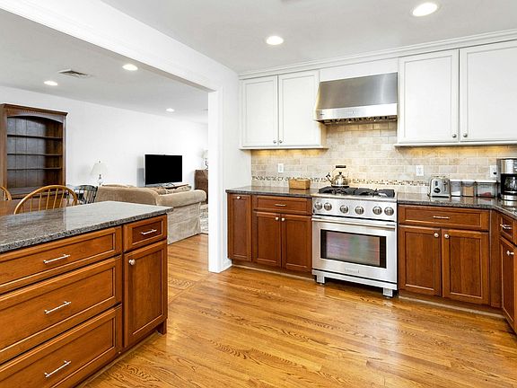 4th image of 71 Barmore Dr E