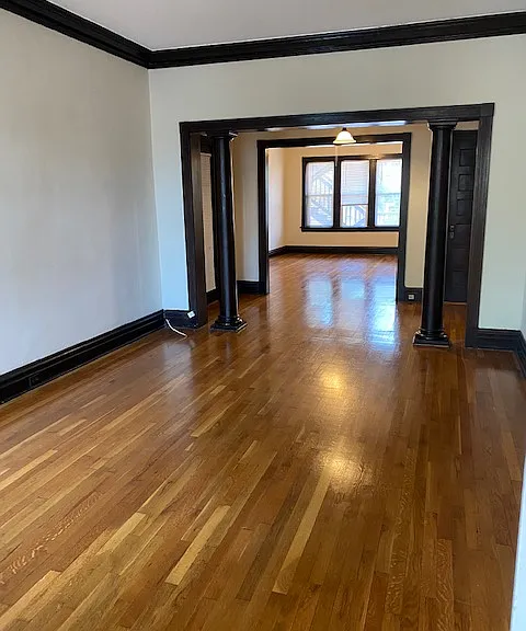 Spacious, flowing apartment with large living room and dining room