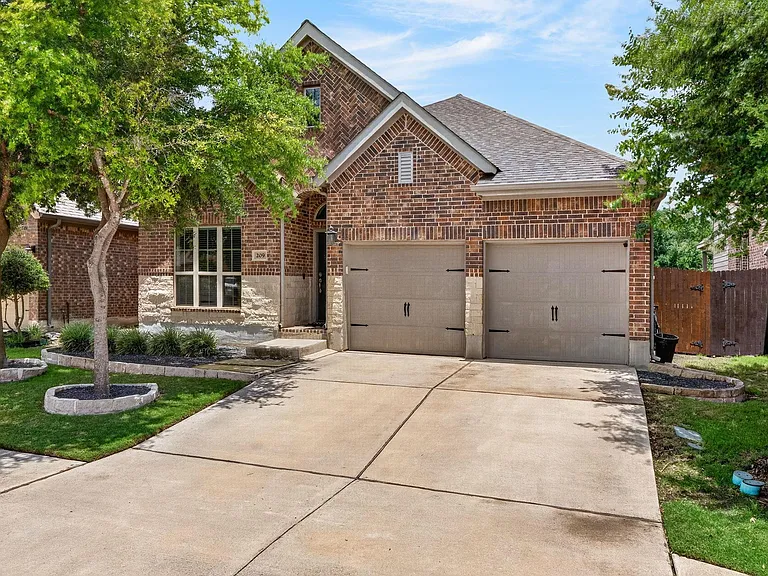 209 Lacey Oak Loop — Photo 1