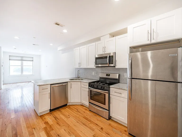 1642 N Marshall Street — Photo 4