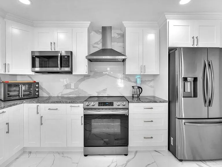 4406 SW 37th Ave — Photo 2