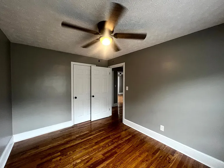 124 Eastwood Ave — Photo 10