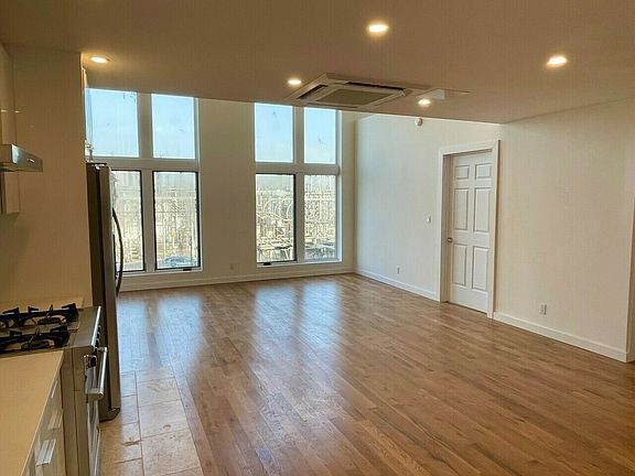2nd image of 82 John St #2B