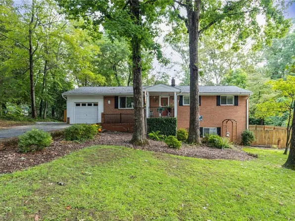 102 Forestdale Dr, Jamestown, NC 27282