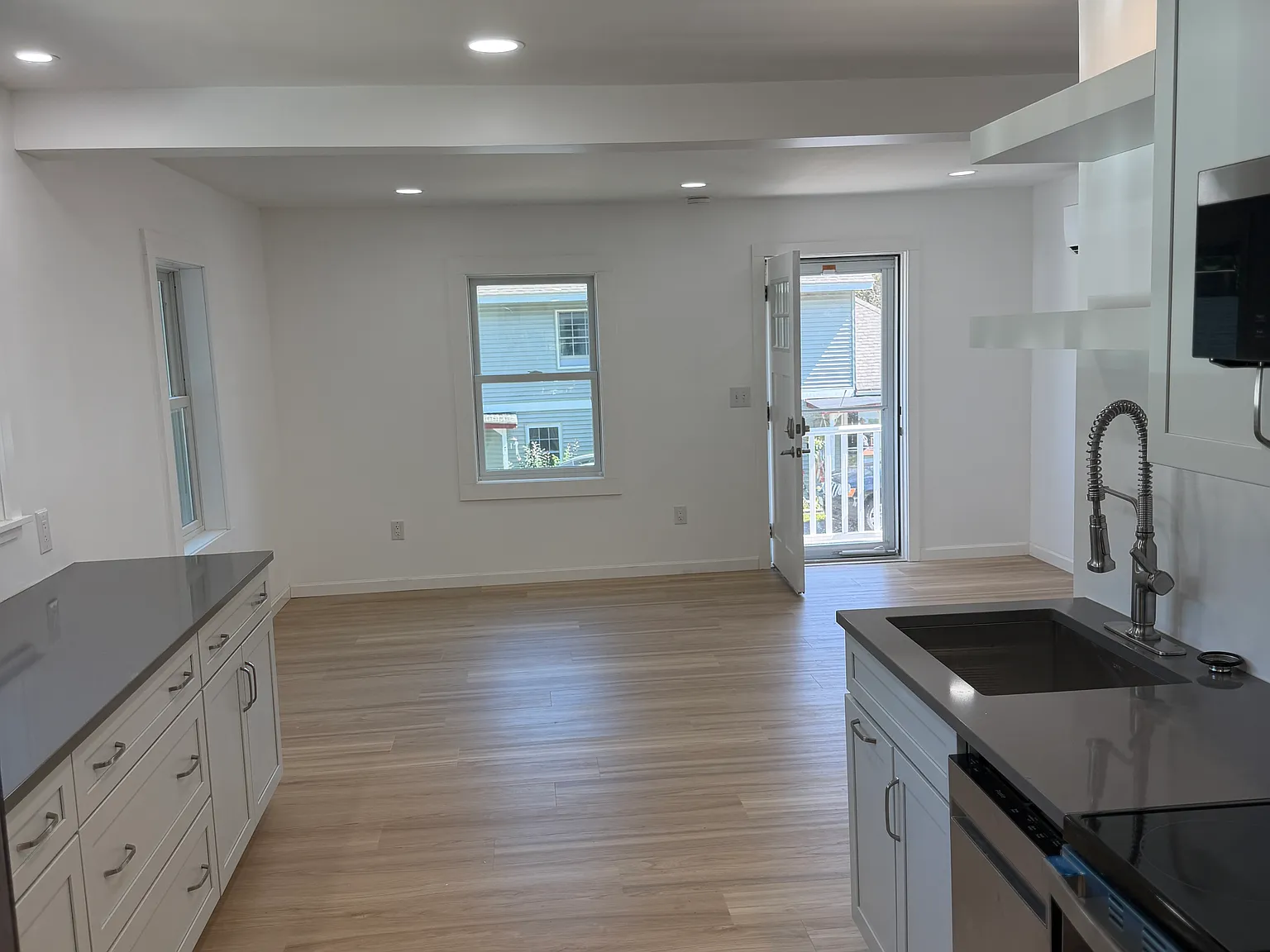 2 bed, 1000 sqft, $3,500 — Photo 2