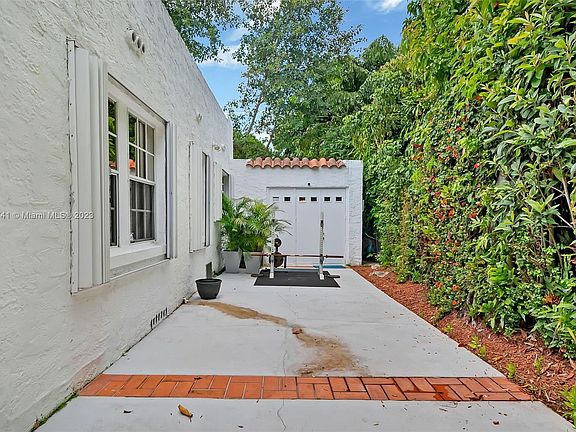 3rd image of 1114 Milan Ave