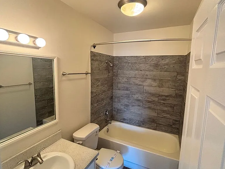 University Terrace Apartments — Photo 41