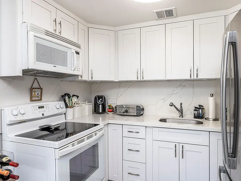 225 Queen St #7D — Photo 4