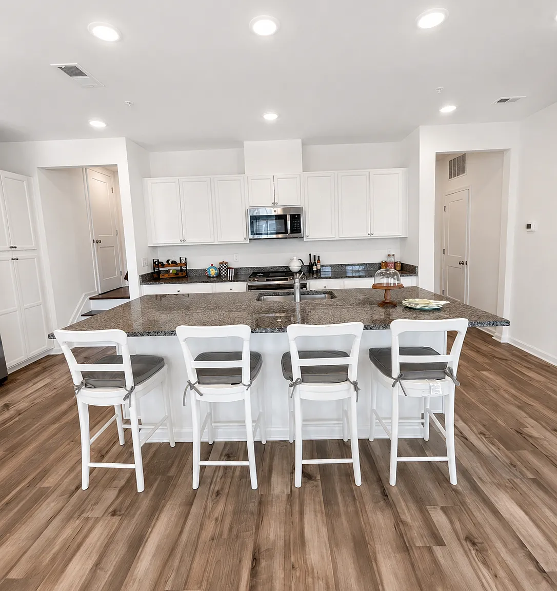 4 bed, 2090 sqft, $4,350 — Photo 4
