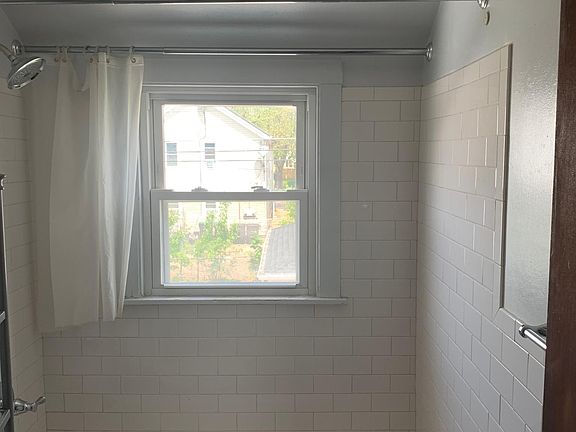 5th image of 39 Henderson Ave