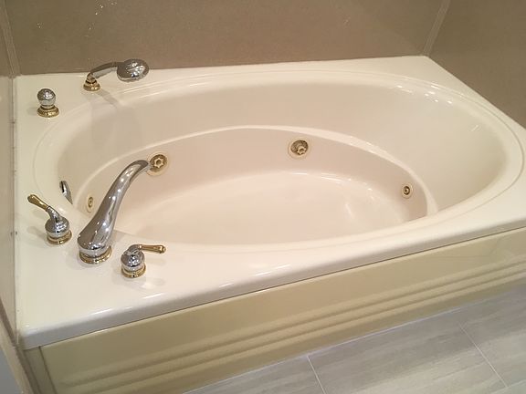 5th image of 2107 Lakewood Dr