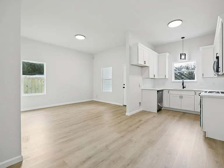 301 Cartersville St #B — Photo 5