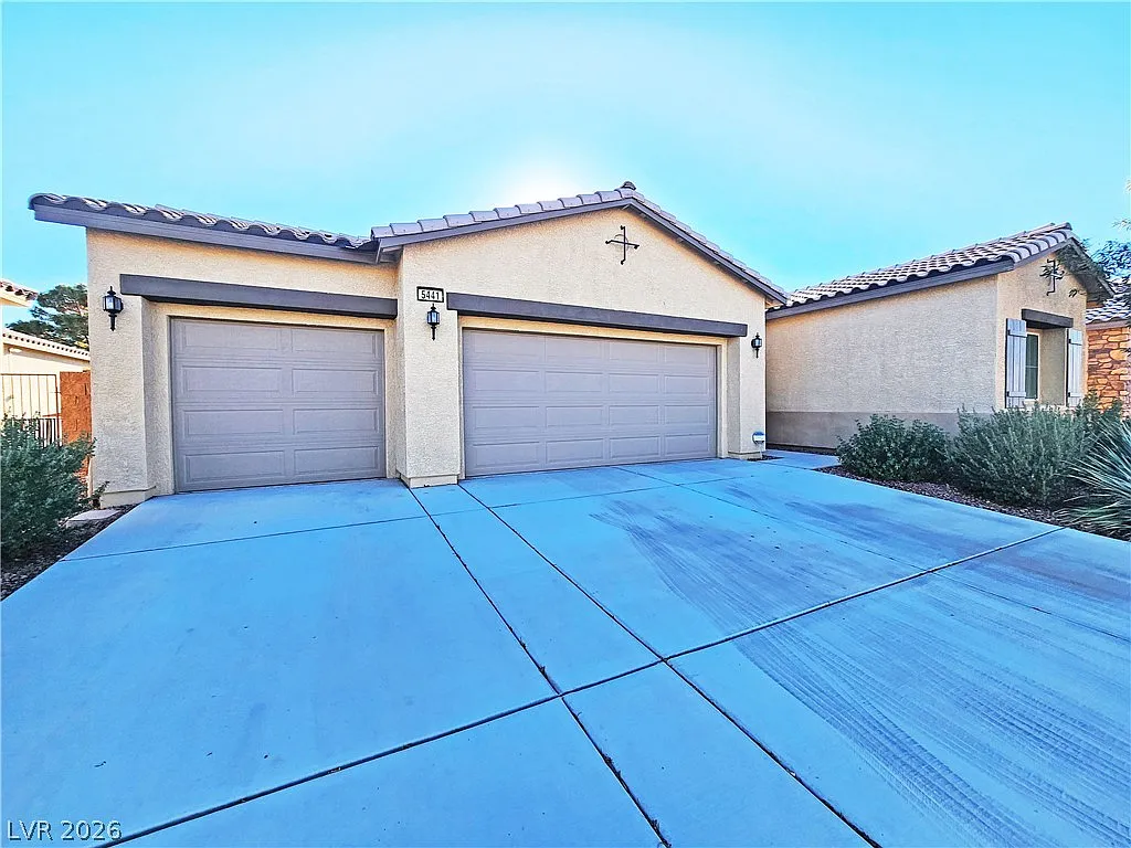 3 bed, 2.0 bath, 2006 sqft, $2,300 — Photo 2