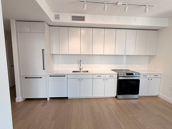 3rd image of 420 Carroll St #715