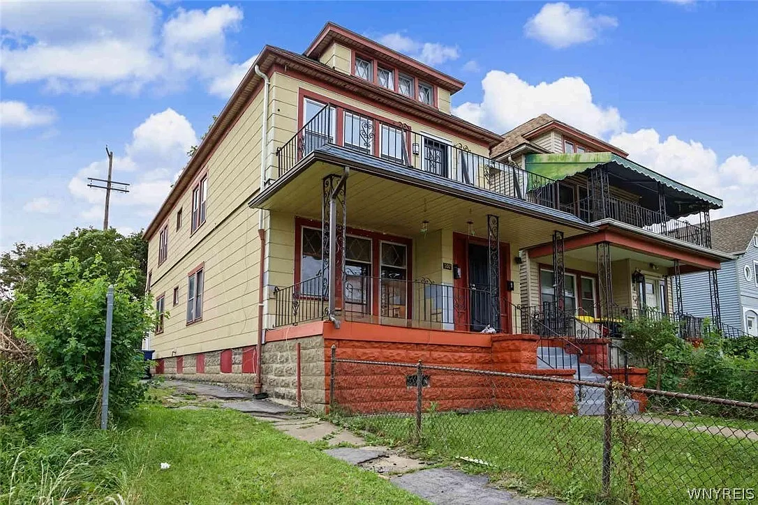 3 bed, 1.0 bath, 2128 sqft, $1,300 — Photo 4