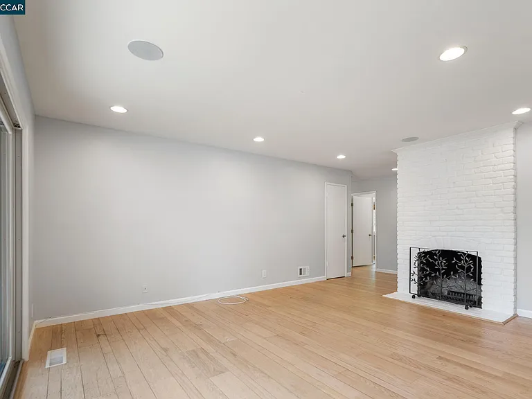 1021 Windsor Dr — Photo 14
