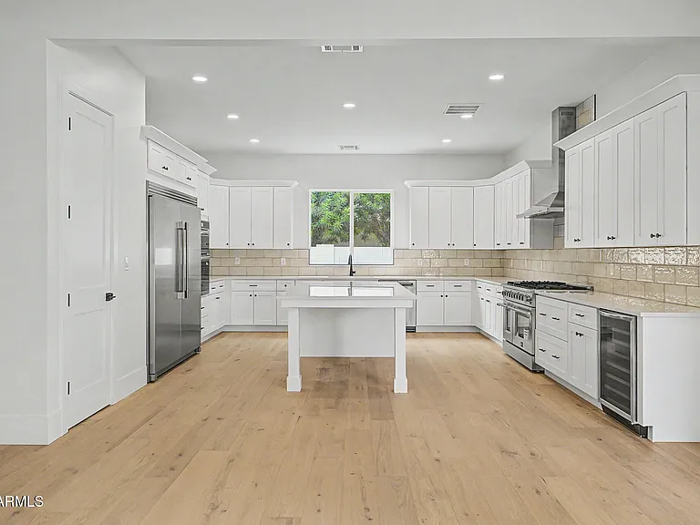 3229 E Roma Ave — Photo 13