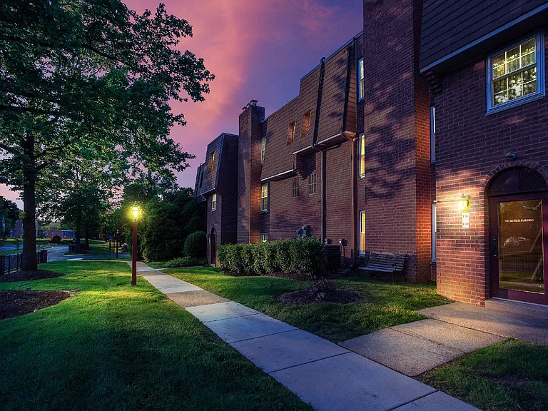 Meadowbrook Apartments — Photo 11