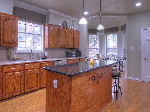 5th image of 3513 Woodridge Dr