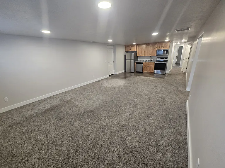 1481 N Arcadia Dr — Photo 2