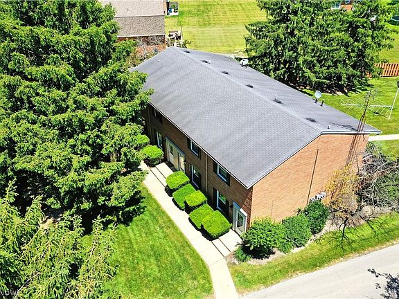3rd image of 701 Lakeview Dr