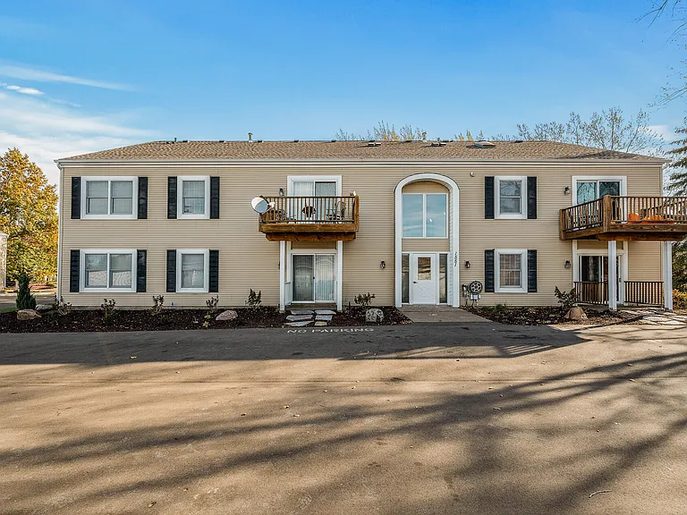 1551 Namekagon is located in the heart of Hudson close to shopping, parks, and more. Call today for a showing!