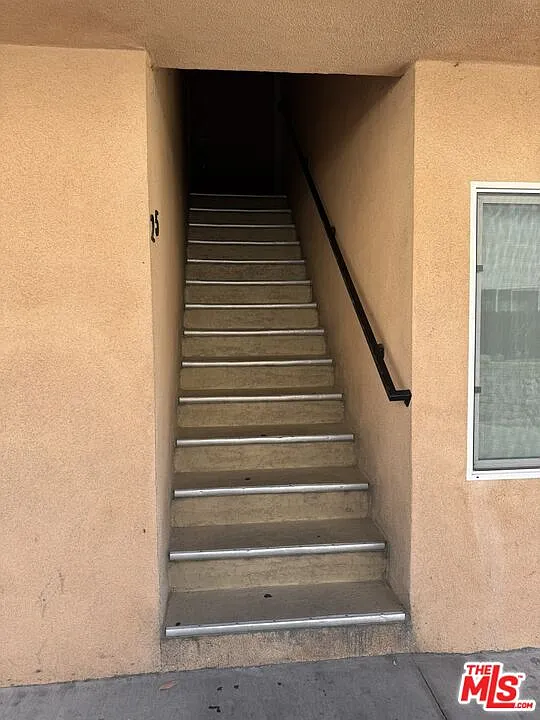 3 bed, 2.0 bath, 1100 sqft, $2,800 — Photo 2