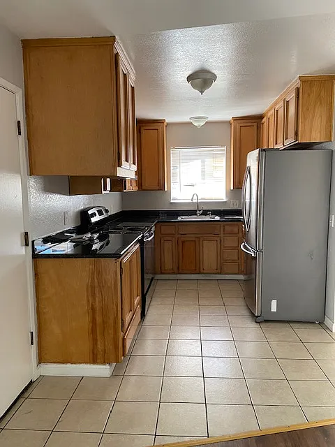 3 bed, 1200 sqft, $4,350 — Photo 2