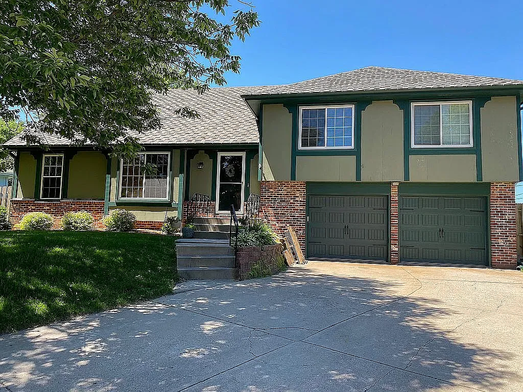 4 bed, 2100 sqft, $2,600 — Photo 1