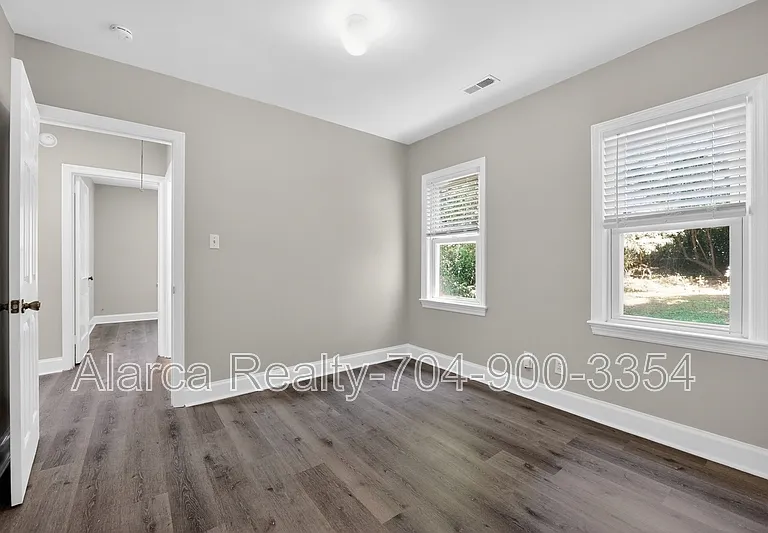 2322 Belfast Dr — Photo 9