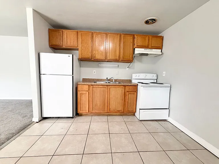 2302 W Galbraith Rd — Photo 3