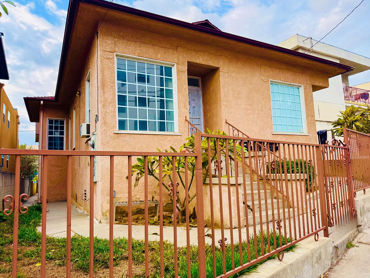 Charming Vintage Two-Bedroom Bungalow with Dining Room & Office — Photo 2