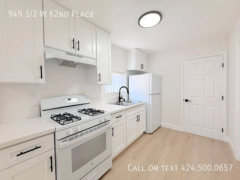 949 1/2 W 62nd Pl — Photo 4