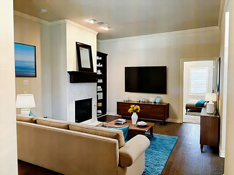 Living Room w/gas fireplace (virtual staging)