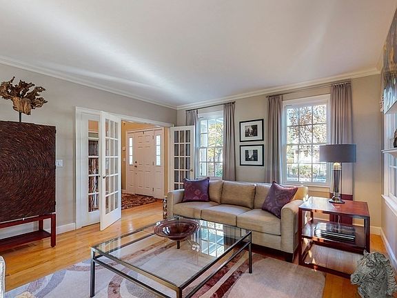 4th image of 5 Preston Sq #32