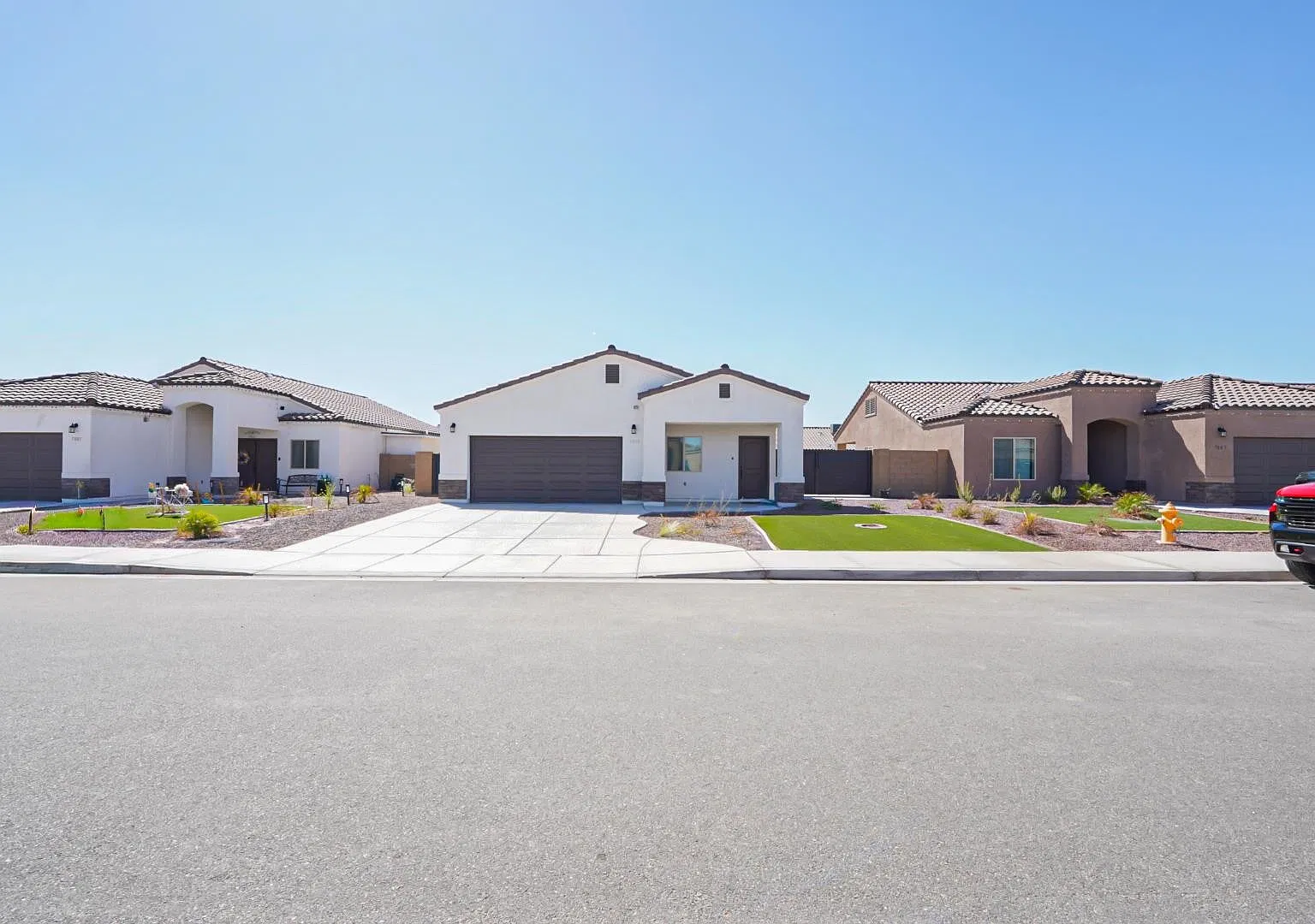 3 bed, 2.0 bath, 1184 sqft, $2,000 — Photo 2