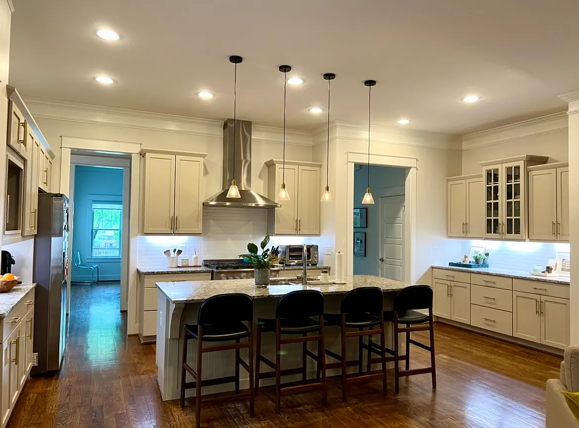 5 bed, 3.5 bath, 4000 sqft, $8,650 — Photo 2