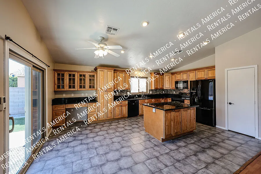4 bed, 2.5 bath, 1835 sqft, $2,100 — Photo 4