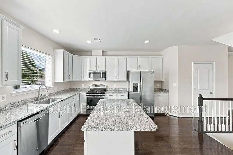 3 bed, 4.0 bath, 2772 sqft, $3,142 — Photo 3