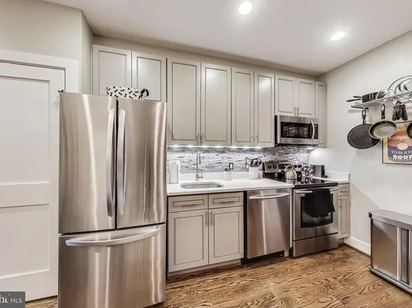 1109 Holbrook Ter NE APT 2, Washington, DC 20002