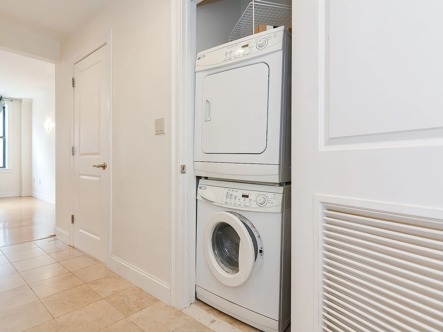2 bed, 872 sqft, $3,650 — Photo 3