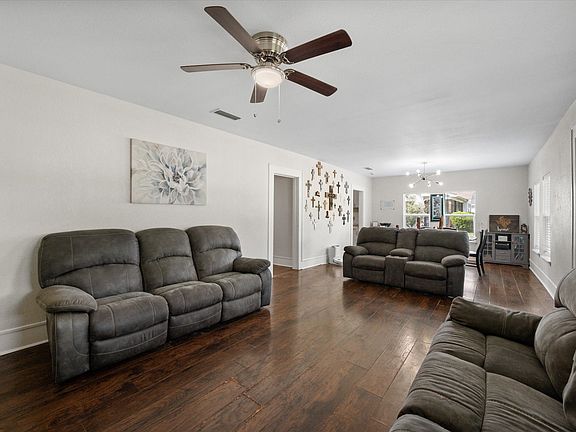 4th image of 2215 W Park Row Blvd