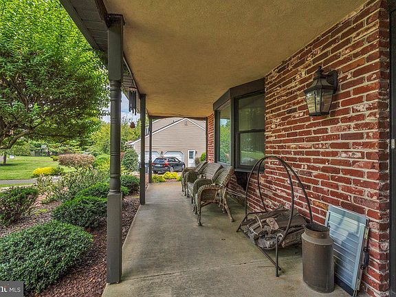 3rd image of 52 Meer Dr