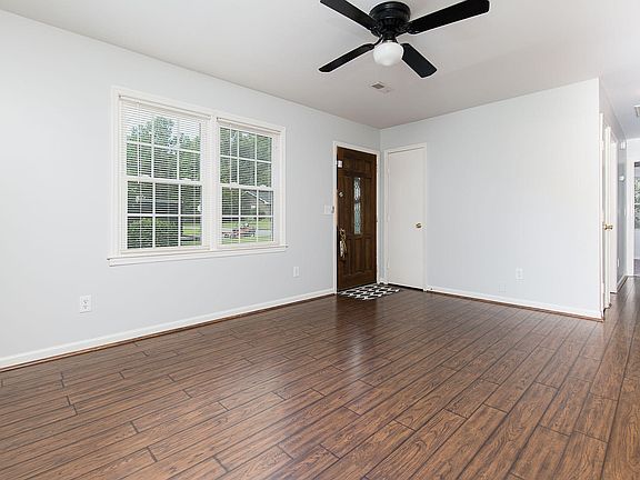 3rd image of 114 Lisa Dr