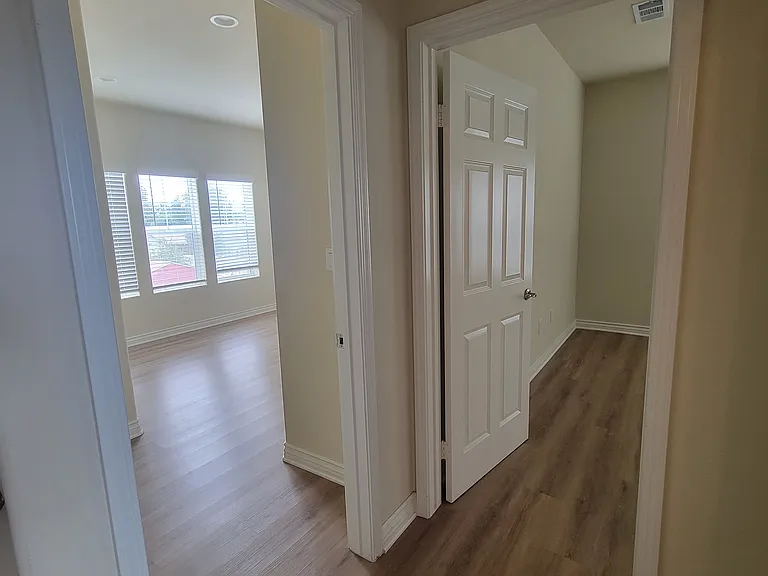 632 E Grand Ave — Photo 13